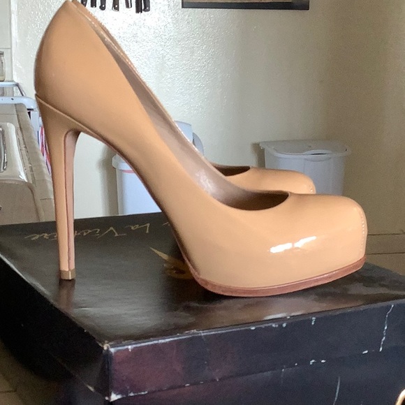 Pour la Victoire Tan Patent Leather Platform Pumps - Picture 2 of 2